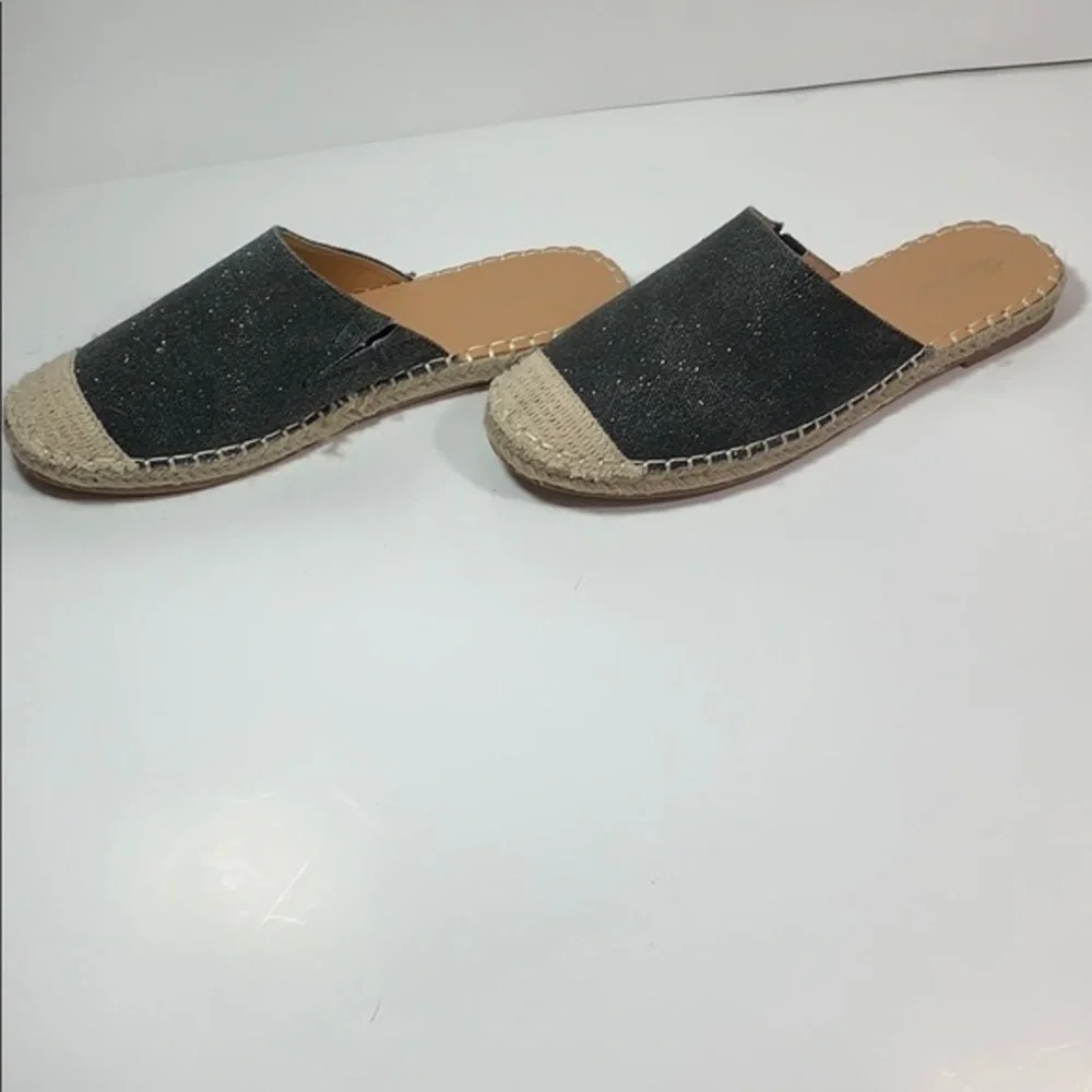 ▶️ Wanted ◀️ Slip on espadrille with subtle sparkle!